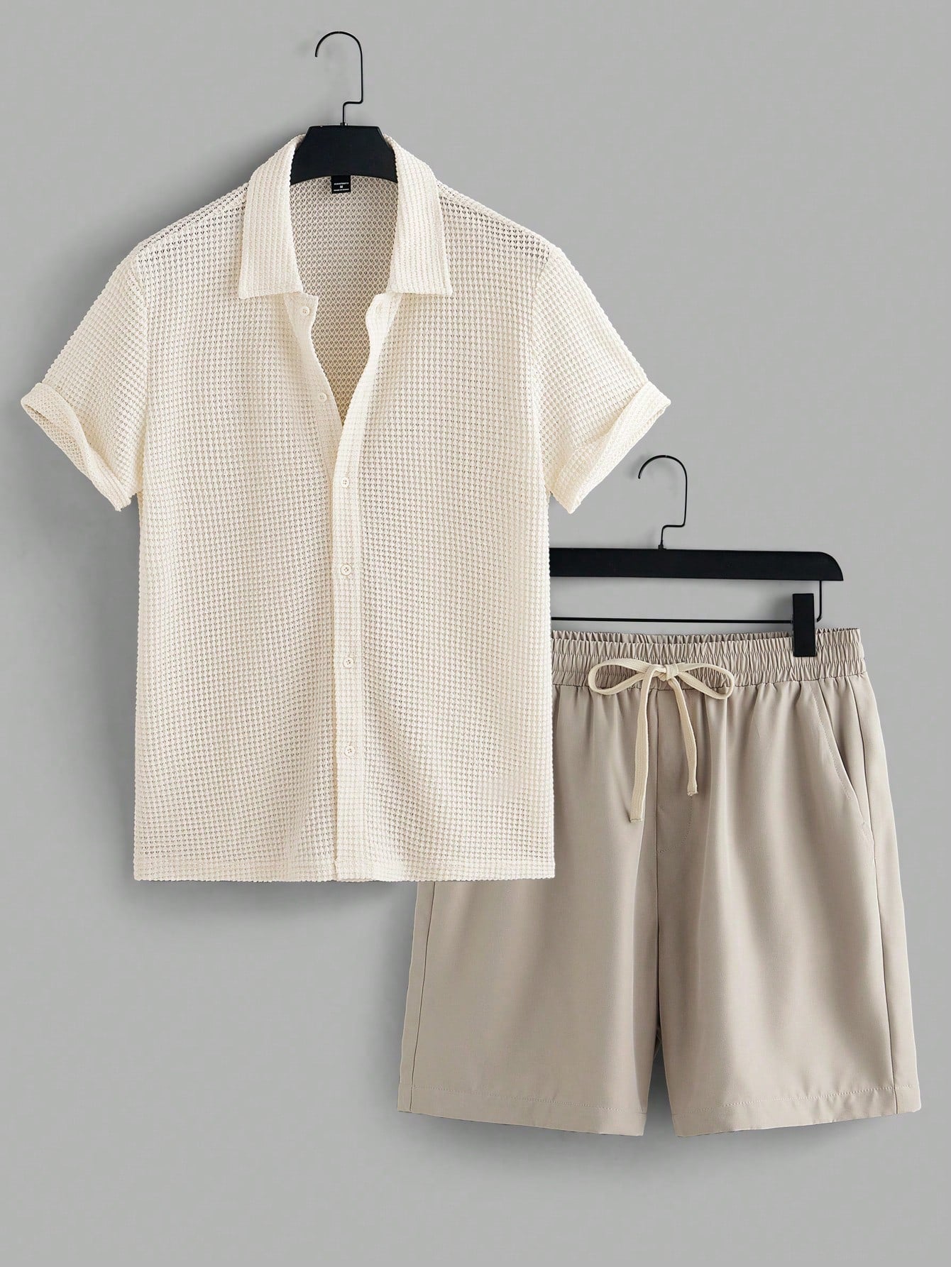 Short-sleeve shirt and drawstring-waist shorts set made from breathable mesh fabric