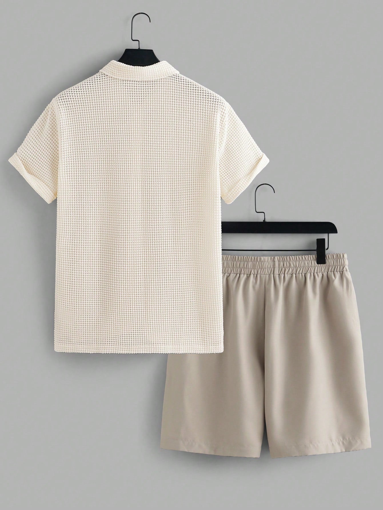 Short-sleeve shirt and drawstring-waist shorts set made from breathable mesh fabric