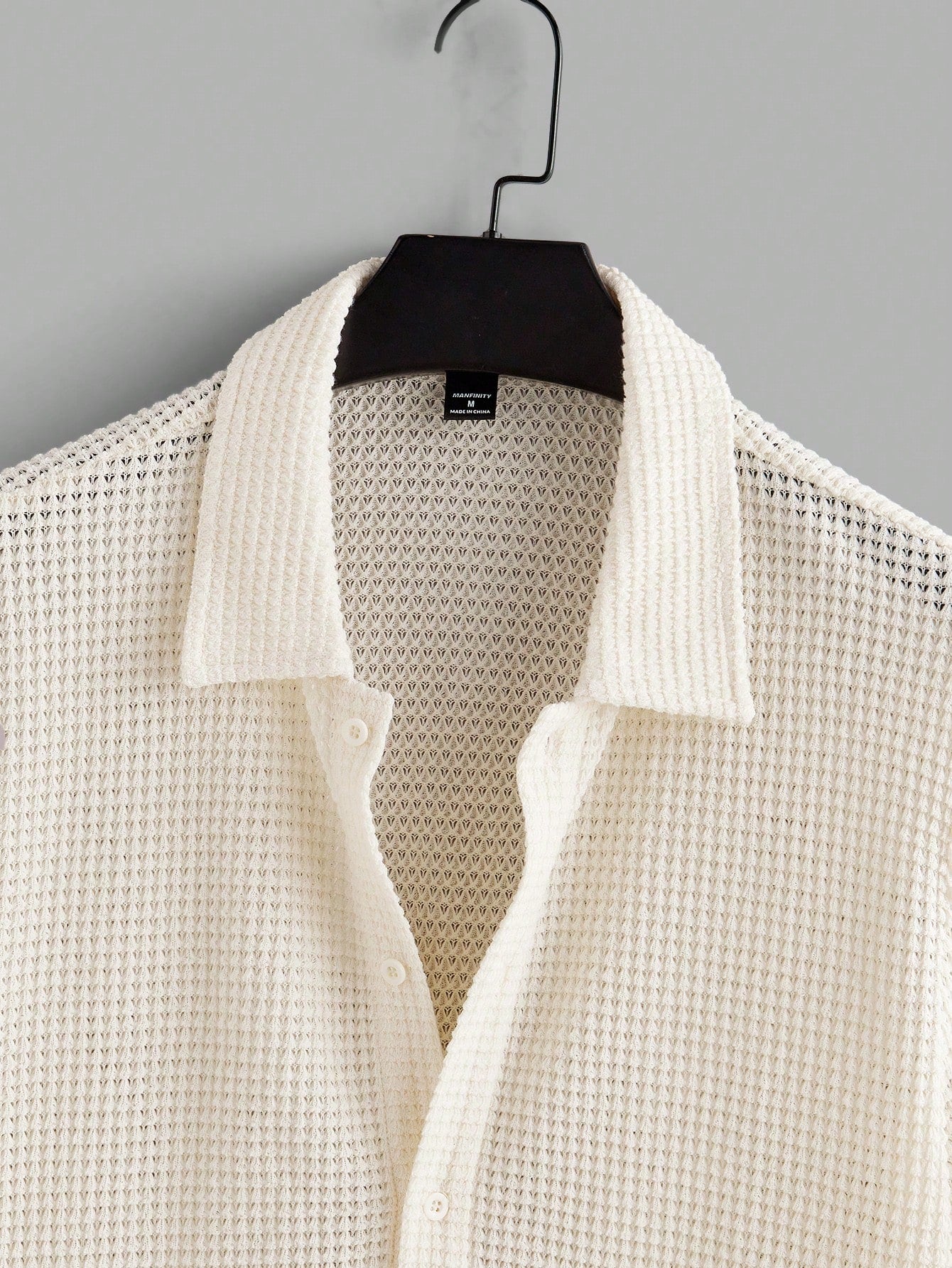 Short-sleeve shirt and drawstring-waist shorts set made from breathable mesh fabric