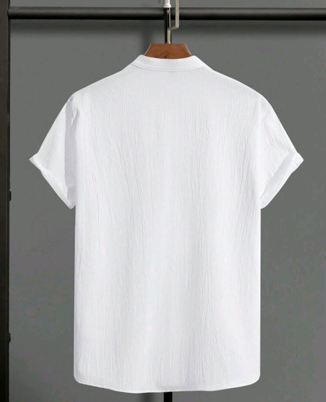 Men’s short-sleeve shirt with half buttons, slim fit, plain solid white, casual